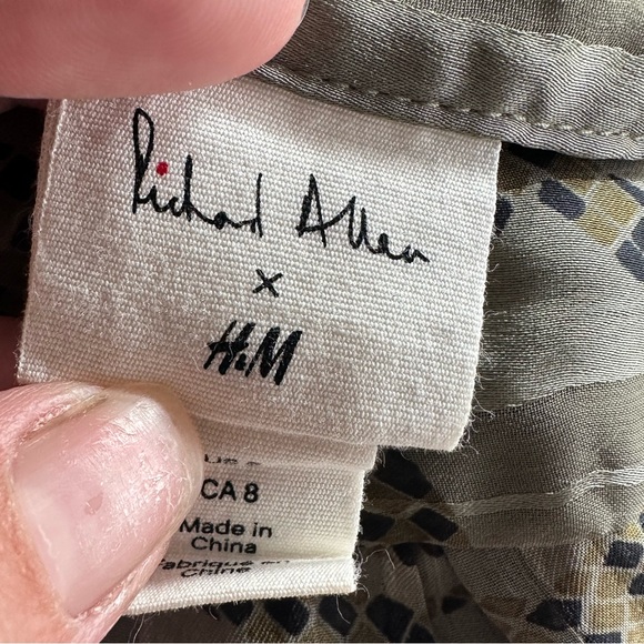 Richard Allen by H&M women’s silky button down blouse size 8 - Picture 3 of 5